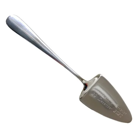 Tårtspade med graverade namn, Medgravyr