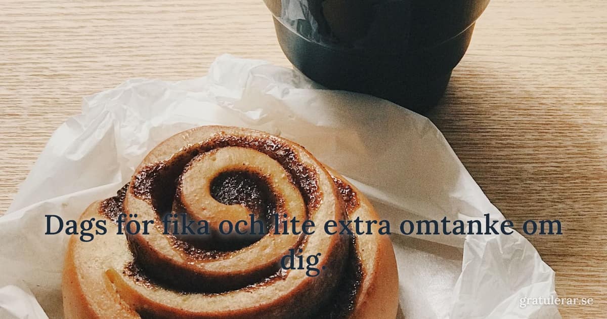 Kanelbulle och kaffekopp på träbord — mysig svensk fika