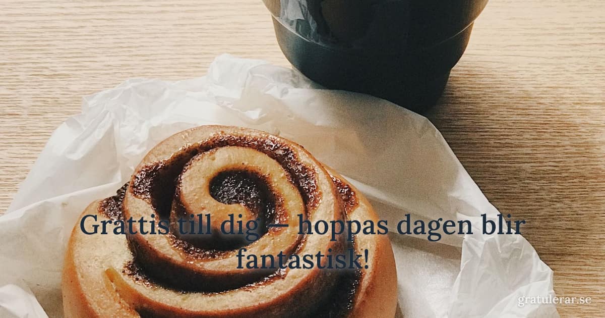 Grattis till dig — hoppas dagen blir fantastisk! — Kanelbulle och kaffekopp på träbord — mysig svensk fika