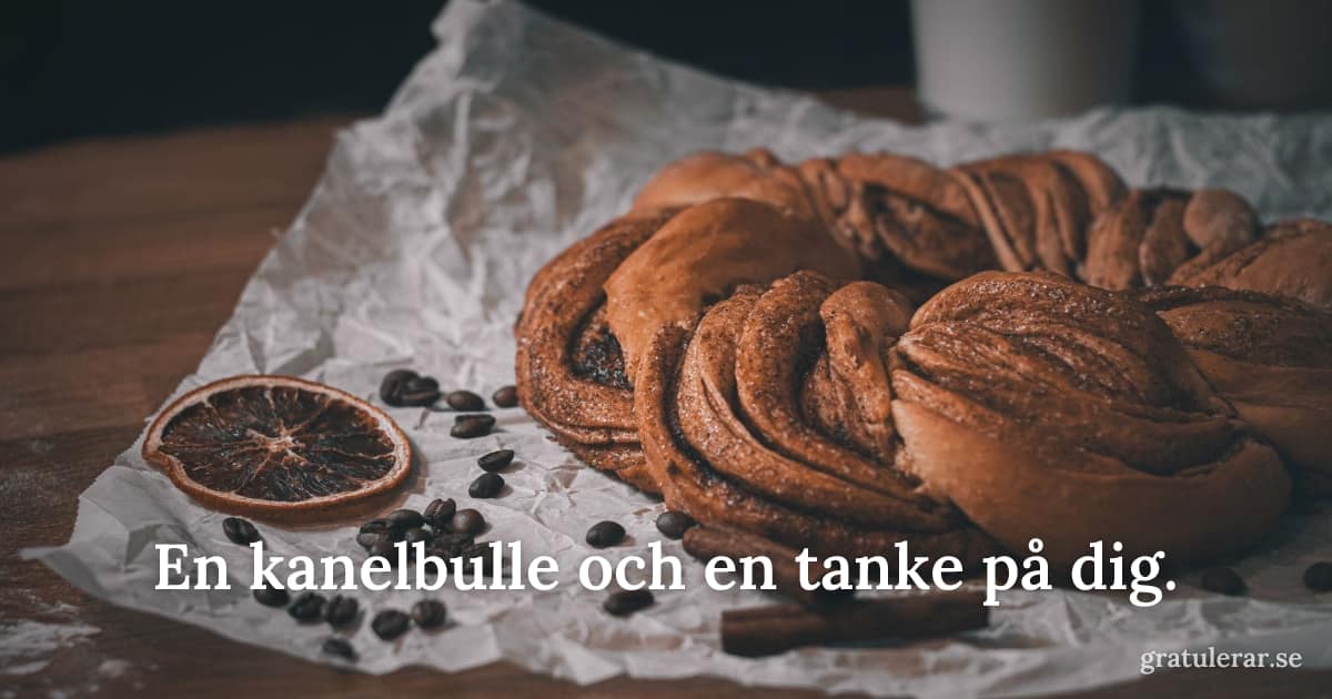 Flätad nybakad kanelbulle med kaffebönor — hemlagad fikakänsla
