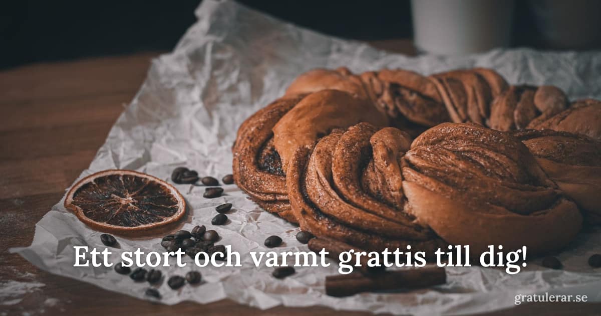 Ett stort och varmt grattis till dig! — Flätad nybakad kanelbulle med kaffebönor — hemlagad fikakänsla
