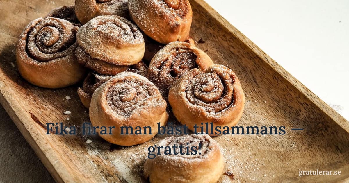Bricka med nybakade bullar och florsocker — fikadags