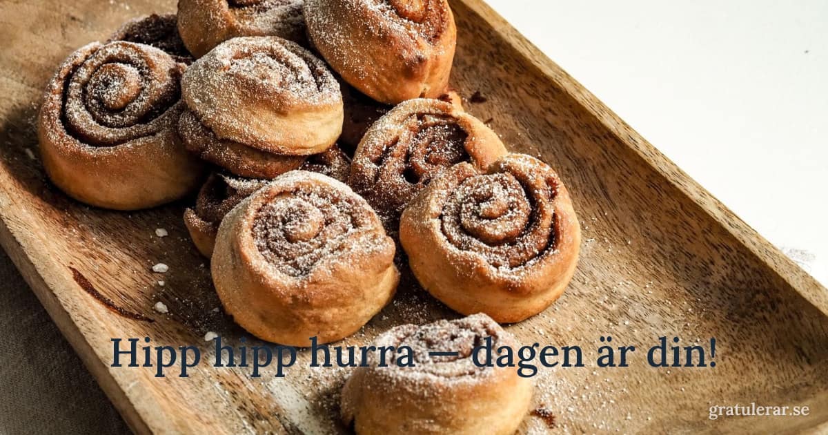 Hipp hipp hurra — dagen är din! — Bricka med nybakade bullar och florsocker — fikadags