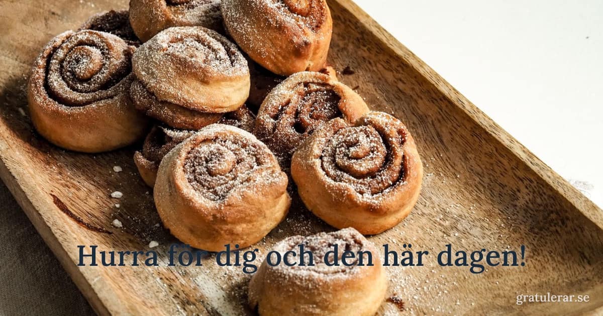 Hurra för dig och den här dagen! — Bricka med nybakade bullar och florsocker — fikadags