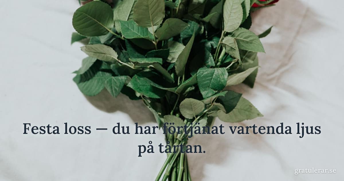 Festa loss — du har förtjänat vartenda ljus på tårtan. — Bukett röda rosor på ljust tyg — klassisk gratulationsbukett