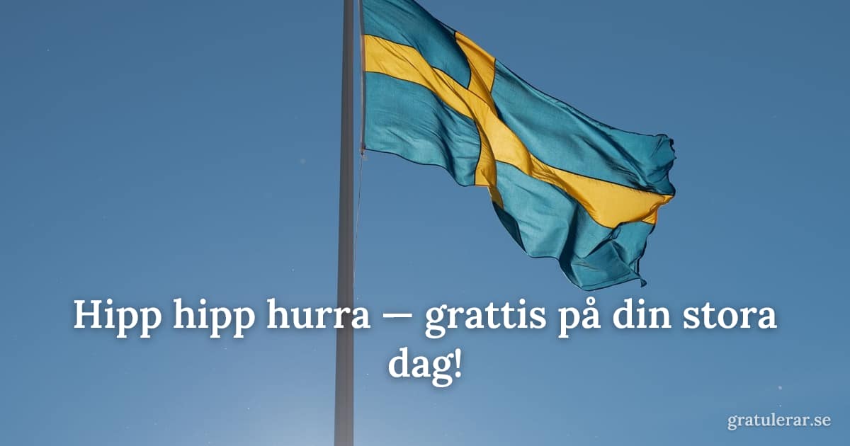 Svenska flaggan vajande mot blå himmel — traditionell flaggdagsstämning