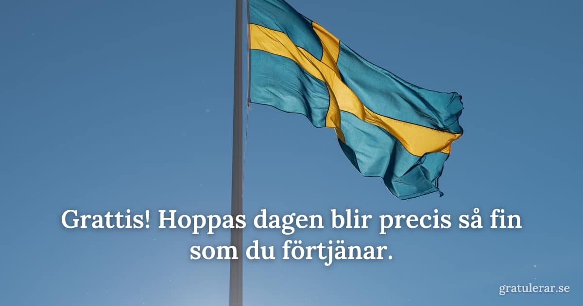 Grattis! Hoppas dagen blir precis så fin som du förtjänar. — Svenska flaggan vajande mot blå himmel — traditionell flaggdagsstämning