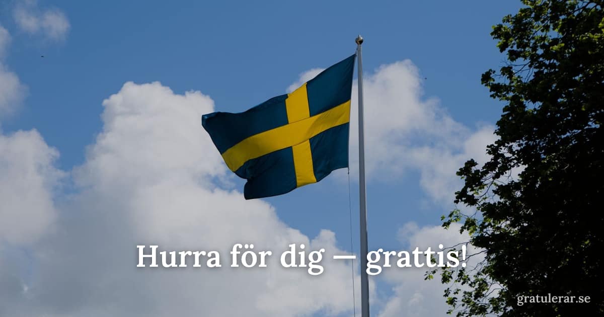 Hurra för dig — grattis! — Svenska flaggan bland grönskande trädkronor — sommarflaggning