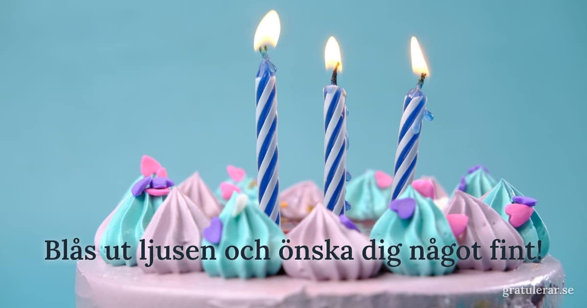Tårta med randiga ljus mot turkos bakgrund — pastellfest att fira