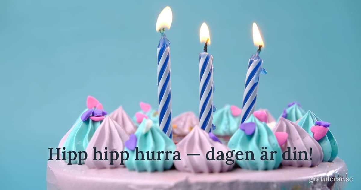 Hipp hipp hurra — dagen är din! — Tårta med randiga ljus mot turkos bakgrund — pastellfest att fira