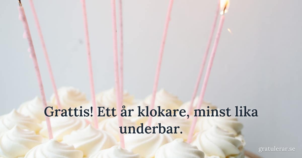 Grattis! Ett år klokare, minst lika underbar. — Vit tårta med rosa ljus — enkel och fin födelsedagstårta