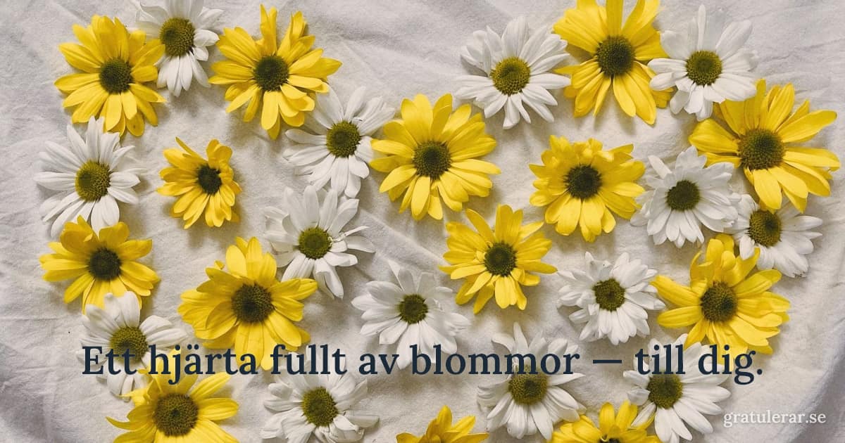 Tusenskönor i hjärtform på vitt tyg — kärleksfull blomsterkomposition