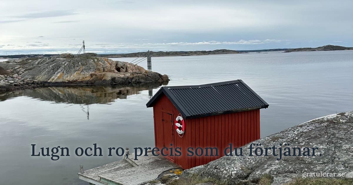 Röd sjöbod vid stilla skärgårdsvatten — svensk skärgårdsidyll